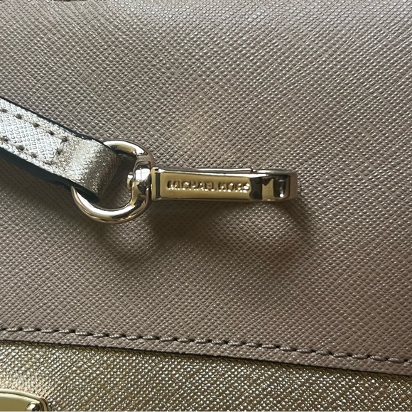 MICHAEL KORS Wristlet (Excellent Condition) - Picture 4 of 7